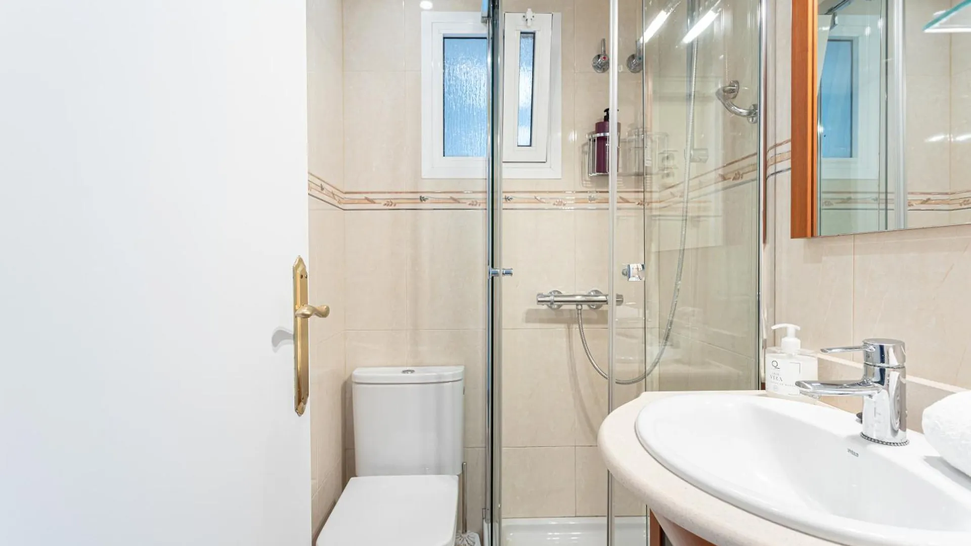 Apartment 3 Bdr Apt In Cornella 5 Mins Form The Metro Cornella de Llobregat